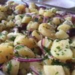 Ljummen grekisk potatissallad - Recept från Hssons Skafferi